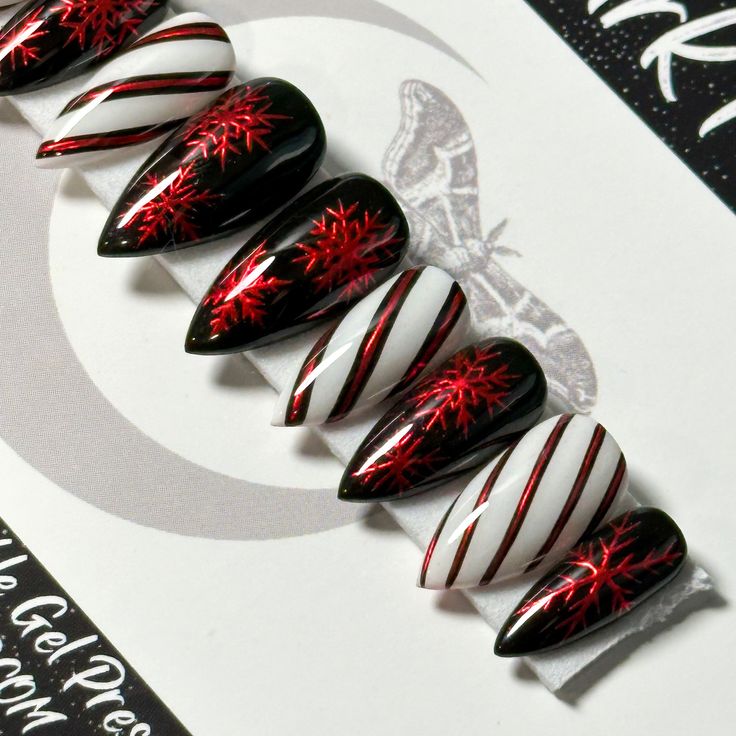 Christmas Chrome Holiday Horror Nails, Goth Simple Nails, Red Black And White Acrylic Nails, Christmas Nails Nightmare Before, Red And Black Nails Christmas, Black And White Xmas Nails, Spooky Xmas Nails, Easy Nail Designs Winter, Gothic Christmas Nails Short