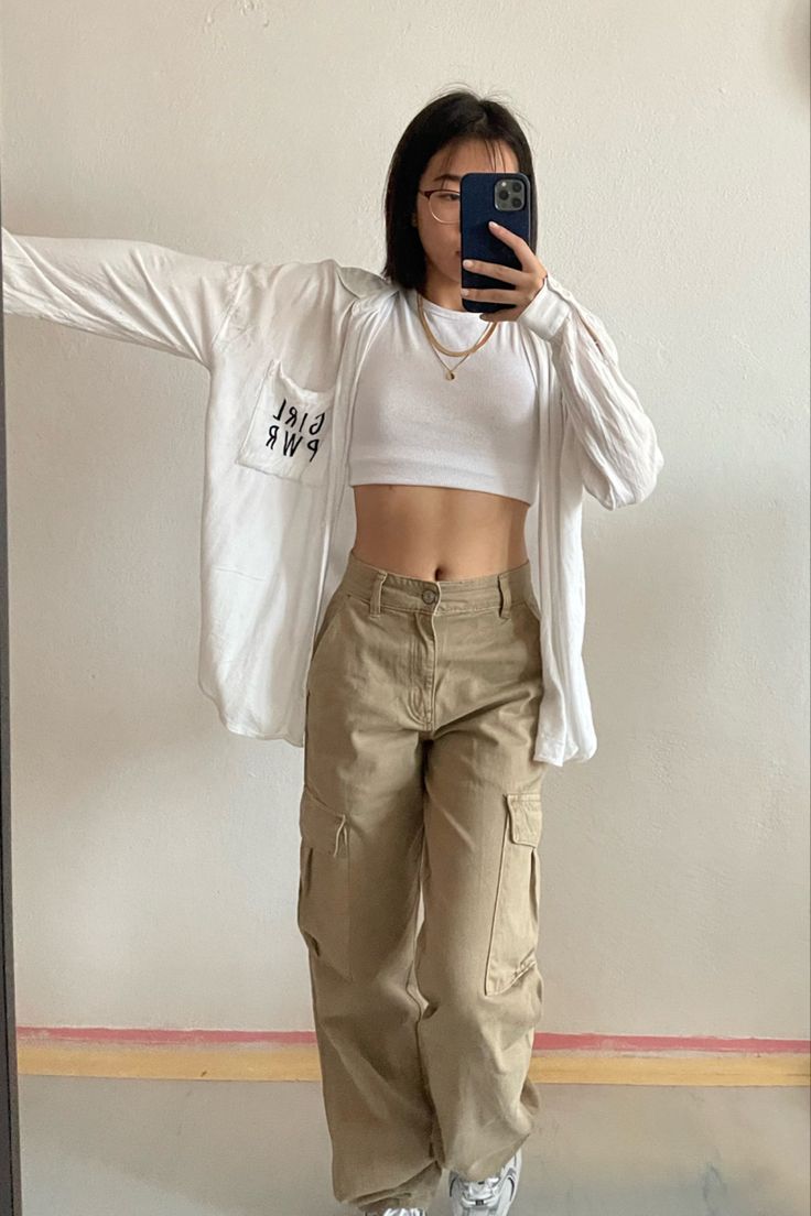 Outfit with cargo pants, white top, white shirt, gold jewelry, short haircut White Shirt Outfit Aesthetic Summer, Neutral Cargo Pants Outfit, White Top Aesthetic Outfit, Cargoes For Women, What To Style With Cargo Pants, Creme Cargos Outfits, Cargo And Shirt Outfit, Outfit With White Cargo Pants, Cargo Pants Outfit Ideas For Women