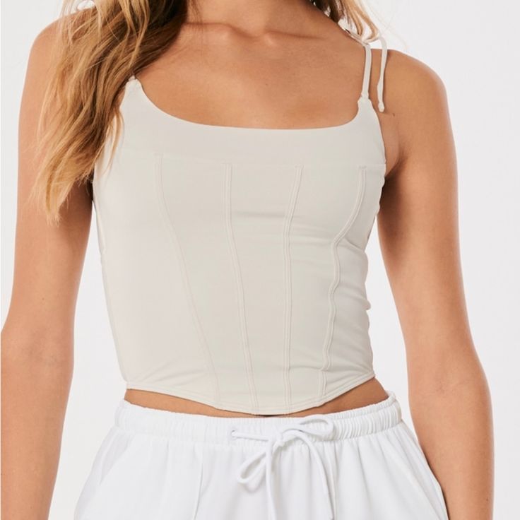 Never Worn Chic White Crop Top With Adjustable Straps, Chic White Crop Top With Tank Straps, White Strap Crop Top Tank, White Strap Casual Crop Top, Trendy White Crop Top With Tank Straps, White Strapped Crop Top, White Cropped Top With Adjustable Straps, White Strappy Crop Top, White Strappy Crop Top For Summer