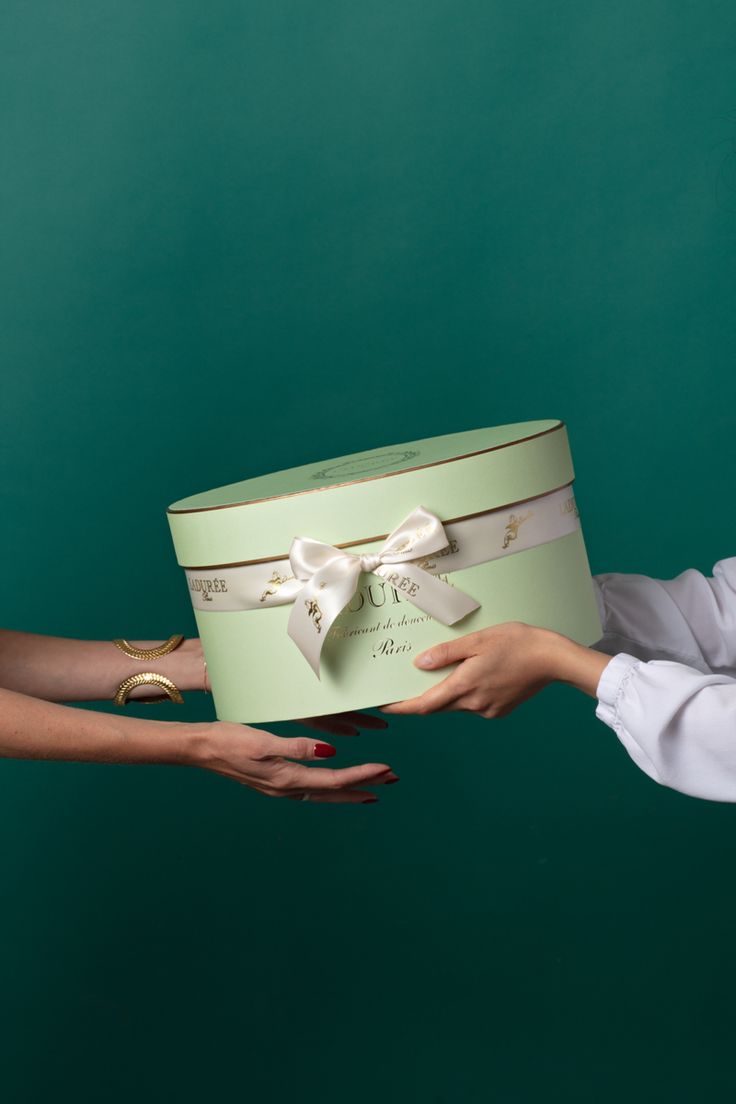 https://www.laduree.fr/composition-de-coffrets-cadeaux.html Travel Cake, Macaron Flavors, Fantastic Voyage, Cake Holder, Dessert Packaging, Branded Outfits, Perfume Packaging, Unique Desserts, Christmas Menu