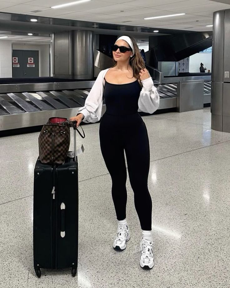 Comfy Cute Airport Outfit, Trendy Airport Outfits, Comfortable Airport Outfit, Cute Airport Outfit, Matching Loungewear Set, Airport Outfit Ideas, Comfy Airport Outfit, Airport Outfit Summer, Airport Travel Outfits