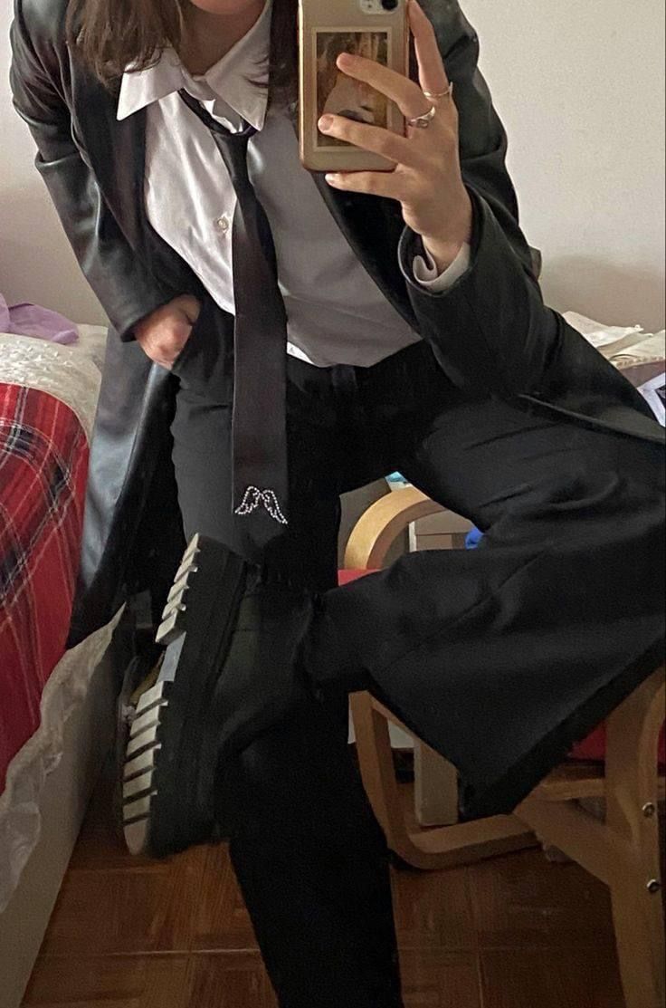 Suits Masc Women, Hot Detective Outfit, Black Suit Aesthetic Woman, Grunge Suit Aesthetic, Lesbian In Suit, Girl In Suit Aesthetic, 90s Suits Women, Masc Lesbian Suit, Masc Homecoming Outfits