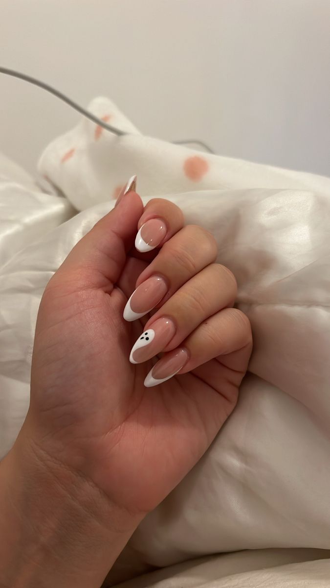 Halloween Nails Square Ghost, Natural Wedding Nails Almond, Nail Ideas Simple Halloween, Cute Simple Autumn Nails, October Nails Ideas Simple, Ghost Tips Nails, White Base Halloween Nails, White French Tip Ghost Nails, French Tip With Ghost Nails