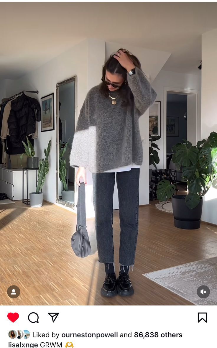 Casual Winter Night Outfit, Winter Relaxed Outfits, Winter Fashion Outfits Going Out, Winter Pub Outfit Night, Christmas Outfits Grunge, Outfit Inspo Midsize Winter, Light Grey Jumper Outfit, Tom Boy Chic Style Inspiration, Cosy Work Outfit