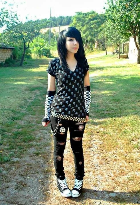 Emo Girl 2000s, What Is Emo, Scene Girl Outfits, Emo Night, Fete Emo, Emo Scene Outfits, Emo Outfit Ideas, Cute Emo Outfits, 2000s Scene