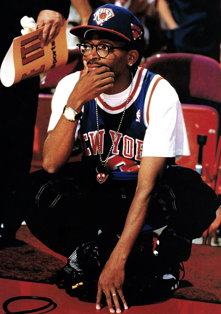 . Ny 90s Hip Hop Fashion, Spike Lee Aesthetic, Spike Lee Outfits, Spike Lee 90s, Spike Lee Style, Spike Lee Fashion, Spike Lee Nike Ad, 90s Nba Aesthetic, New York 90s Hip Hop