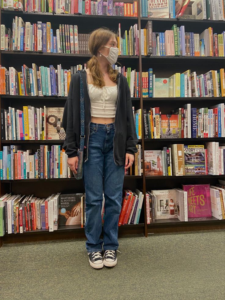 Reader Girl Aesthetic Outfit, Cute Library Outfits, Library Girl Aesthetic Outfit, Reader Aesthetic Outfits, Book Shopping Outfit, Uptown Girl Aesthetic Outfits, Book Girl Outfits, Library Outfits Aesthetic, Cold Outfits Aesthetic