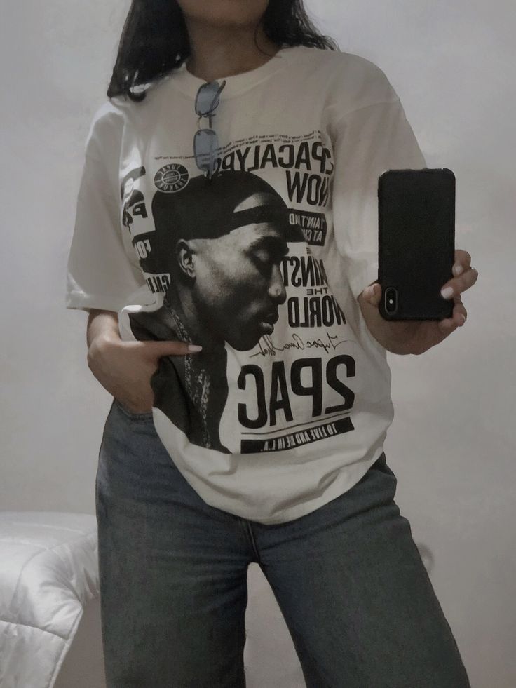 Tupac Tee Outfit, 2pac Shirt Outfit Street Styles, Graphic Tees Tupac, 2pac Inspired Outfits, 2pac Graphic Tee, 2pac Tshirt Outfits, Tupac Inspired Outfits, Oversized Graphic Tee Outfits Aesthetic, Tupac Hoodie Outfit