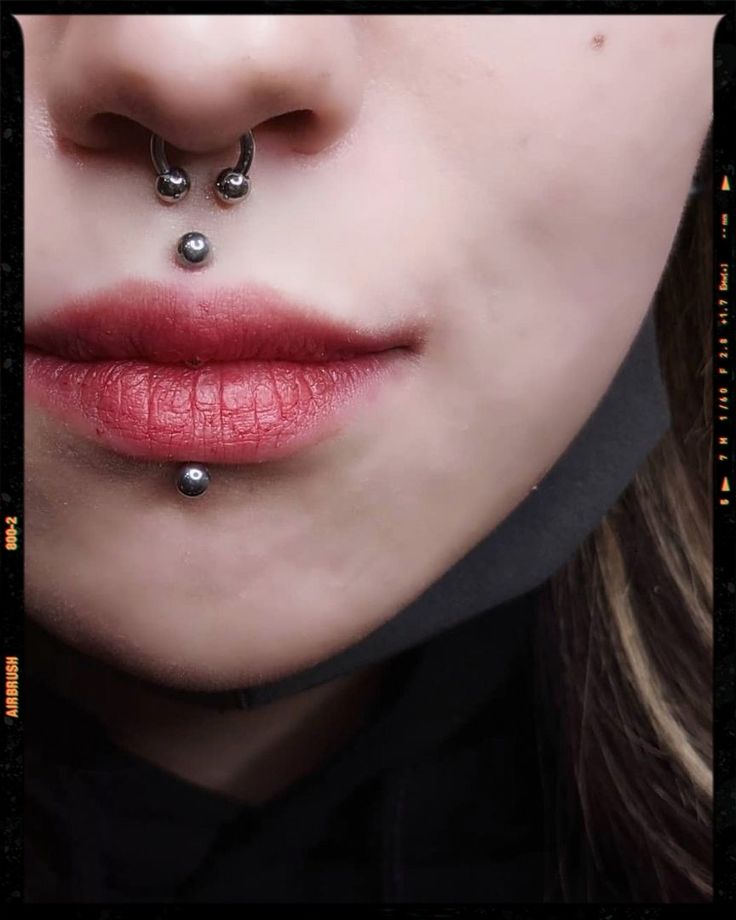 Medusa piercing - Labret piercing Medusa And Lip Piercing, Labret And Medusa Piercing, Medusa And Labret Piercing, Weird Piercings, Piercing Party, Snake Bite Piercing, Extreme Beauty, Piercing Inspiration, Septum Piercing Jewelry