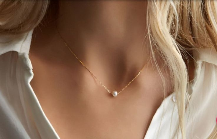 Elegant Floating Solitaire Pearl Necklace Waterproof | Anti Tarnish | Made to order  * Materials: 14K Gold Plated High Quality Stainless Steel or Silver Plated   * Closure: Lobster clasp * Style: Classic Minimalist Chic * Chain Length Options: 14", 16", 18" (Custom Lengths No Extra charge) Minimalist but makes a big statement, great for layering too! We take customer care and service seriously to ensure clients are happy with purchase. * SHIPPING (Fast FREE Shipping) All orders will be shipped o Wedding Bridesmaid Gifts, Tiny Pearl Necklace, Floating Necklace, Pearl Necklace Wedding, Gold Pearl Necklace, Minimalist Chic, Necklace Wedding, Wedding Bridesmaid, Customer Care