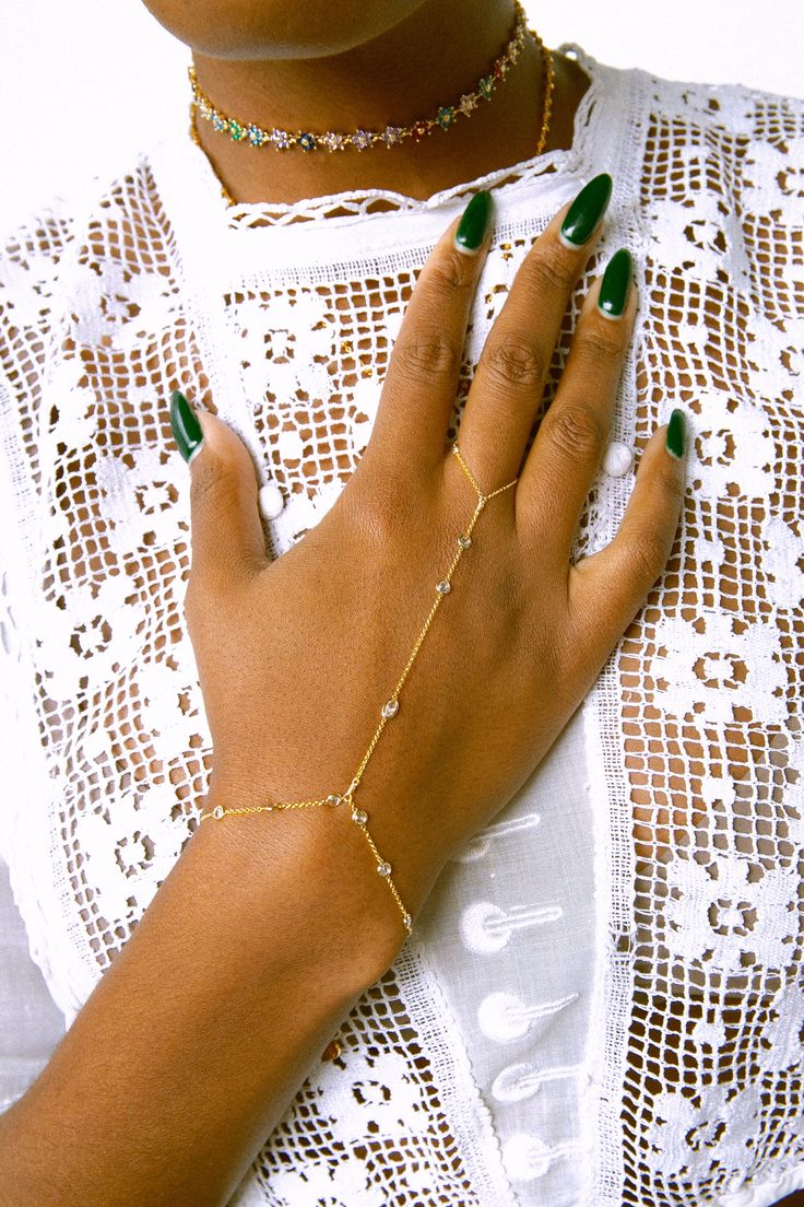 Dainty Boho Jewelry, Permanent Hand Chain, Perminant Jewelry, Accesories Outfit Jewelry, Hand Chain Bracelet Gold, Gold Hand Chain, Blush Prom Dress, Bracelet Rings, Hand Chain Jewelry