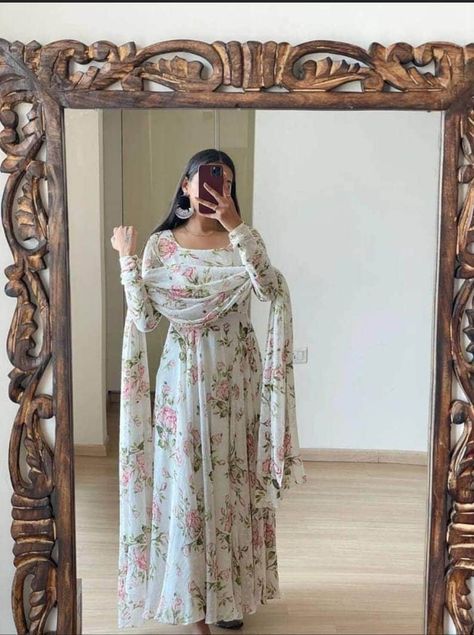 Frok Suit Design Girl, Hindi Outfit, Floral Punjabi Suit, Simple Anarkali Suits, Eastern Clothes, Baat Pakki, Gown Aesthetic, Simple Suits, Simple Anarkali