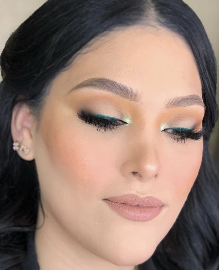 Makeup Verde, Mint Blouse, Mint Green Dress, Nude Makeup, Makeup Obsession, No Eyeliner Makeup, Makeup Skin Care, Makeup Art, Makeup Inspo