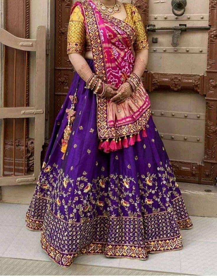 Marvadi Chaniya Choli, Marvadi Blouse Pattern, Lengha Dupatta Draping Style, Yellow Chaniya Choli, Chaniya Choli Designs, Designer Bridal Lehenga Choli, Lehenga Designs Simple, Half Saree Designs