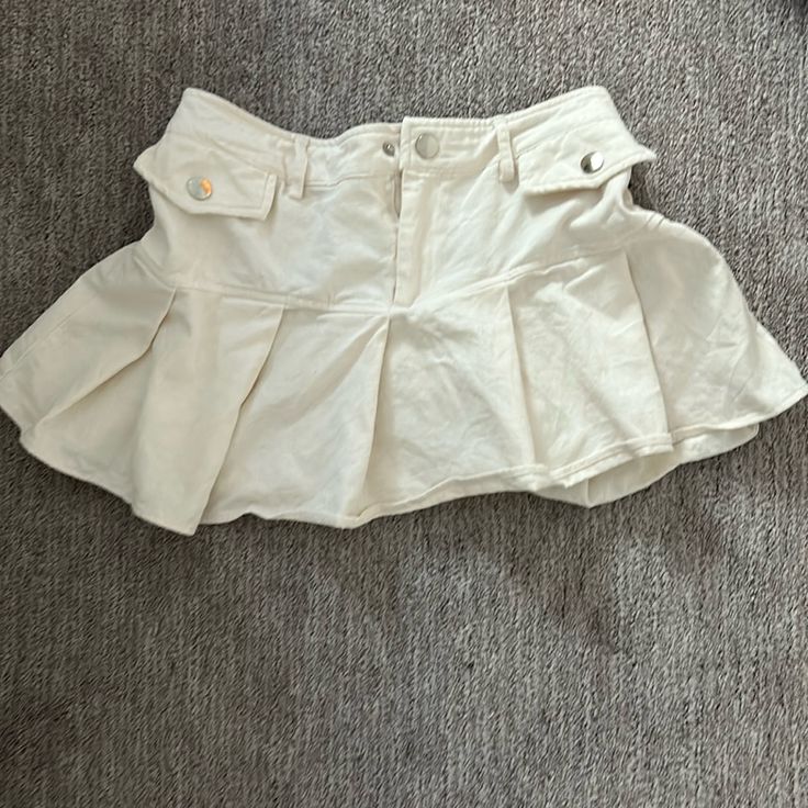 Amazing Condition Super Trendy Mini Cotton Skort For Summer, Y2k Cotton Summer Skirt, Y2k Style Cotton Summer Skirt, Y2k Style Summer Cotton Skirt, Spring Y2k Pleated Bottoms, Casual Mini Bottoms For Day Out, Y2k Mini Cargo Skirt For Spring, Y2k Style Cotton Mini Skirt, Y2k Style Mini Cotton Skirt