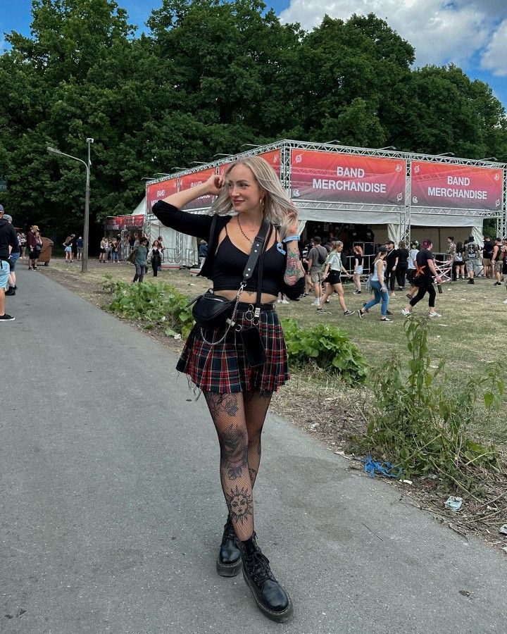 shelly.curry Alt Outfits Concert, 2025 Festival Outfits, Download Festival Outfits, Download Festival Outfit Ideas, Wwwy Fest Outfits, Bring Me The Horizon Outfit, Download Festival Outfit, Emo Festival Outfit, Alternative Festival Outfit