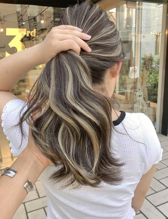 Hair Color Underneath, Hair Color Streaks, Brunette Hair With Highlights, Hair Streaks, Brown Hair Balayage, Pretty Hair Color, Hair Stylies, Haircuts Straight Hair, Hair Dye Colors