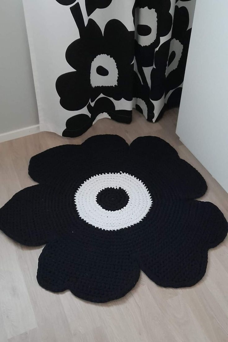 Marimekko Pattern, Crochet Dolls Free Patterns, Diy Tops, Crochet Goodies, Crochet Decoration, Nalu, Crochet Rug, Crochet Art, Crochet Home