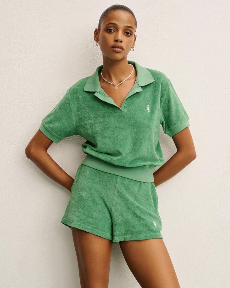 Kelly green sponge set. Online Monday 💚 2023 Sportswear, Colorful Athleisure, Tennis Clothing, Picture Album, Rich Clothes, Tennis Apparel, Cropped Polo, Athleisure Style, Sports Club