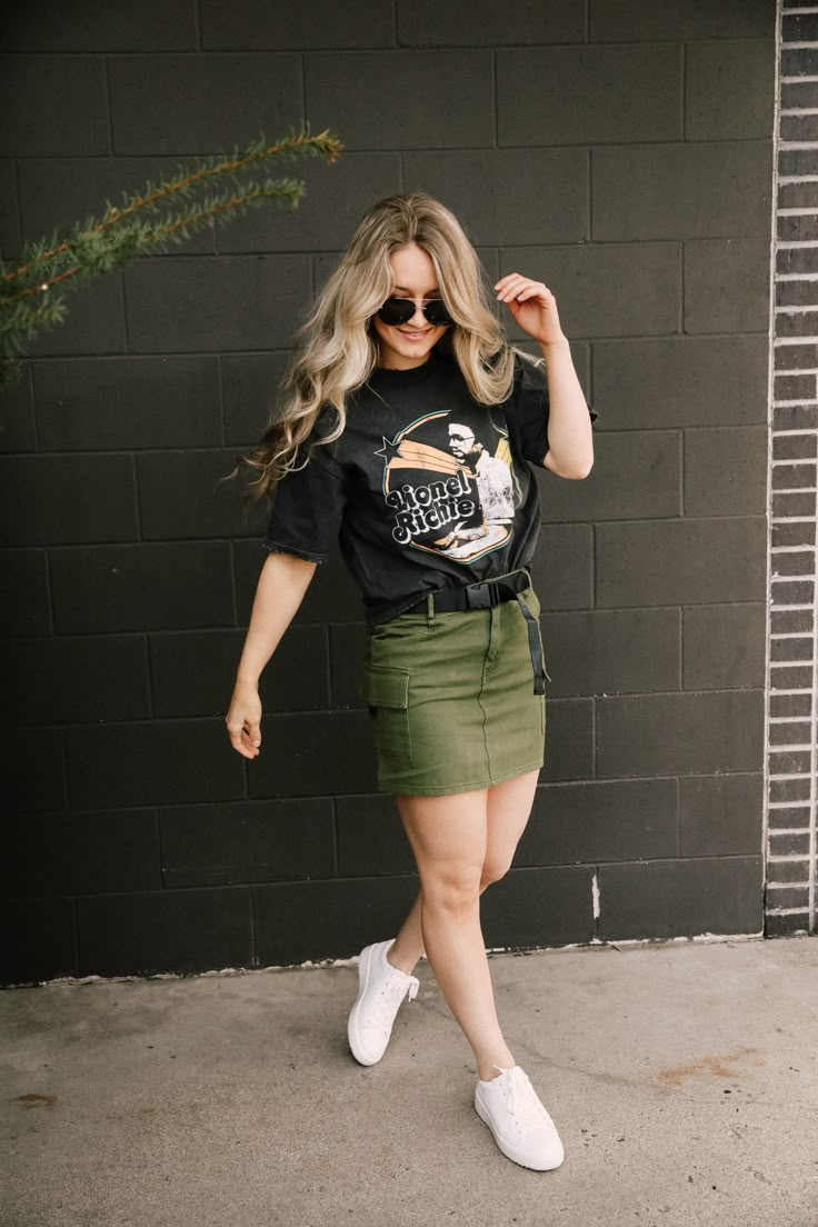 how to style green in everyday outfits // give your leggings a break and opt for an army green skirt paired with a graphic tee | Buckle Army Green Skirt Outfit, Green Mini Skirt Outfit, Green Skirt Outfit, Green Skirt Outfits, Green Denim Skirt, Lady Decluttered, Army Green Skirt, Teal Bridesmaid Dresses, Outfits Gorditas