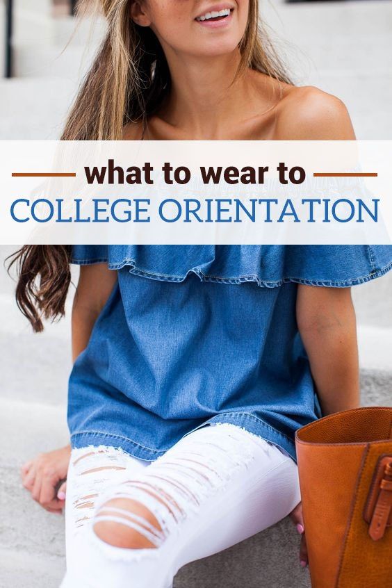 a woman sitting on the steps with her hand in her pocket and text overlay that reads, what to wear to college orientation