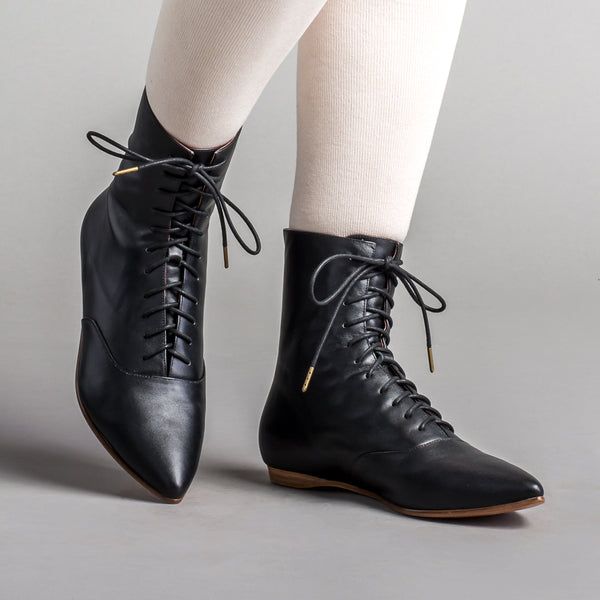 American Duchess, Spring Heels, Corporate Goth, Leather Boots Black, Historical Dresses, Black American, Historical Fashion, Black Leather Boots, Fashion History