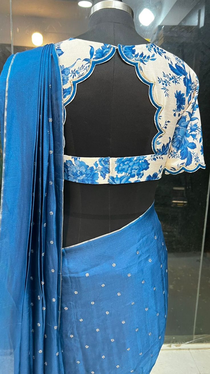 Product Descriptions : Pure jute blue embroidery designer saree with heavy floral embroidery worked pallu is paired up with white semi-tusser blouse having scalloped hand works for neck, back & sleeves as shown. View this post on Instagram A post shared by Handcrafted Sarees by Shobana Nithin (@threadslabel_india) Blouses For Sarees Ideas, Semi Sleeves Blouse Design, Blouse Back Neck Designs With Tassels, I Neck Blouse Design, Neck Patterns For Blouses, Lakhnavi Blouse Design, Modern Blouse Designs For Fancy Saree, Modern Blouse Designs Back Neck, Back Neck Patterns For Blouses