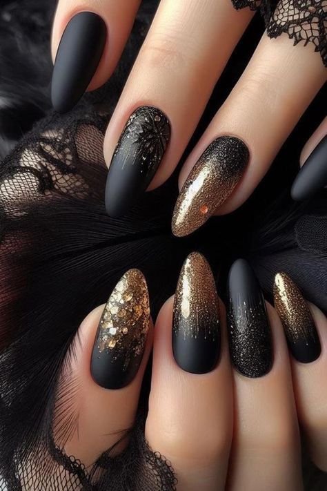 Gold Gel Nails, Black Gold Nails, Black Nails With Glitter, Matte Black Nails, November Nails, Gold Glitter Nails, Glamorous Nails, Sparkle Nails, Dipped Nails