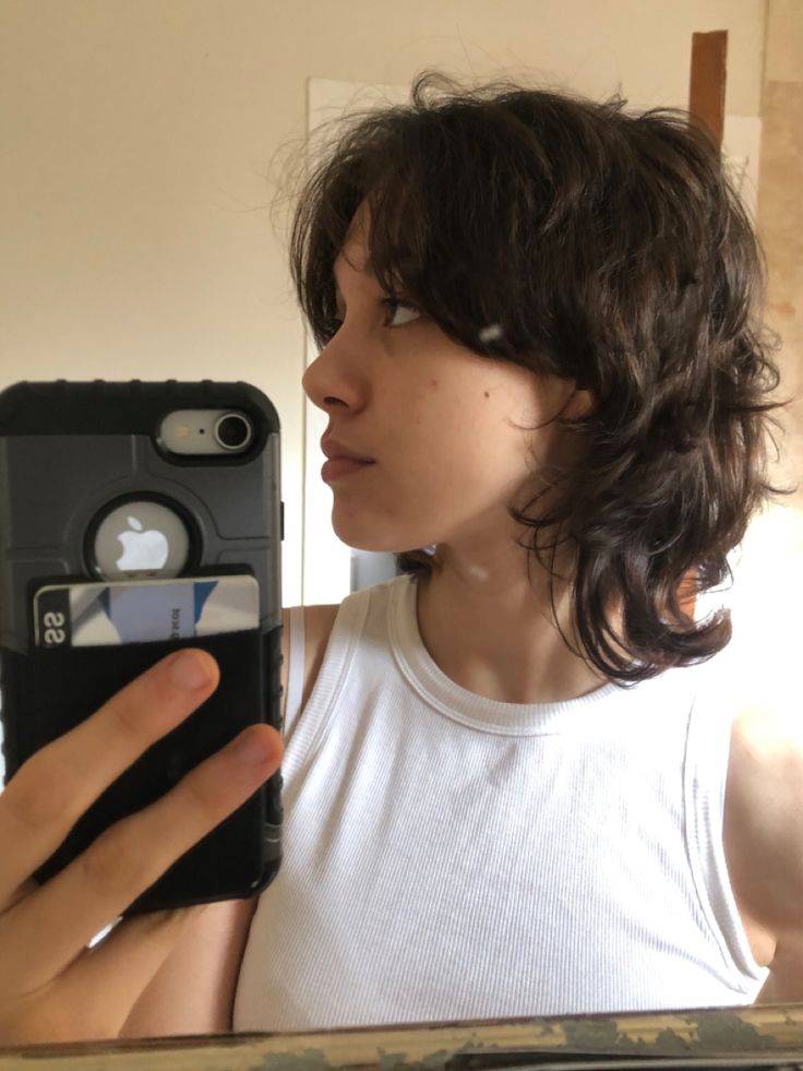 Shaggy Short Hair Shoulder Length, Shag Styles For Straight Hair, Masculine Mullet For Women, Shaggy Short Hair Thick, Masc Shag Haircut, 90s Short Shaggy Hair, Short Shaggy With Bangs, Shag On Short Hair, Grunge Shag Haircut Short