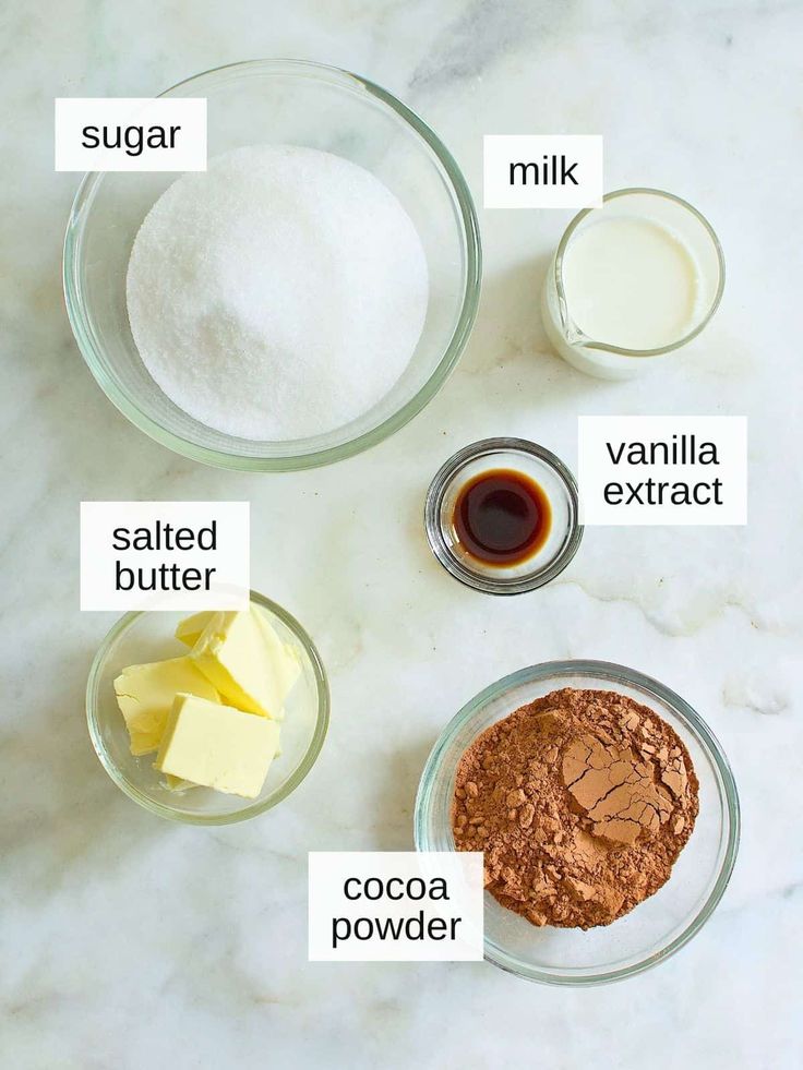 ingredients to make chocolate pudding on a marble counter top with labels labeled in english and spanish