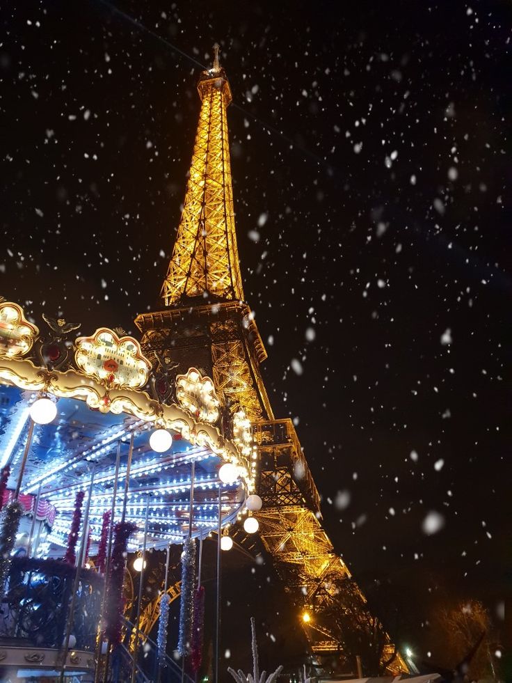 La bellezza di questo scatto Paris In The Winter Aesthetic, Xmas In Paris, Paris In Christmas Winter, Paris Aesthetic Christmas, Paris Snow Aesthetic, Paris December Aesthetic, Christmas Paris Aesthetic, Paris Christmas Wallpaper, Winter Paris Aesthetic