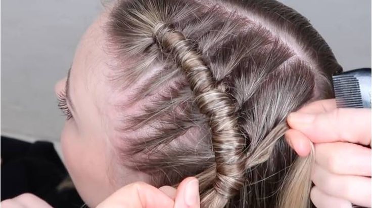 The Pipe Braid Is Taking Over Coachella, and We Love It - HelloGiggles Pipe Braid Tutorial, Pipe Braid, Edc Makeup, Braid Step By Step, Braids Haircut, Hairstyle African, Box Braids Pictures, Easy Hair Tutorials, Braids Step By Step