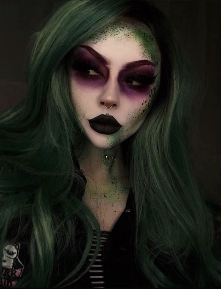 Beetlegeuse Costume, Beetlejuice Halloween Costume, Halloween Costumes Women Scary, Beetlejuice Makeup, Beetlejuice Costume, Holloween Makeup, Beetlejuice Halloween, Hair Messy, Cute Halloween Makeup