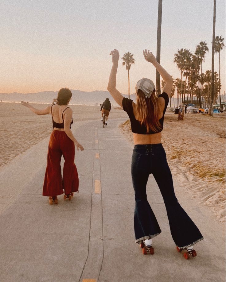 Vintage inspired film photo of Rosemary Retro and best friend roller skating in bell bottoms during the sunset at Venice beach, Los Angeles, California. 1970s / 1960s hippie / boho inspired aesthetic Venice Beach Roller Skating, Quad Skates Aesthetic, Roller Skating Aesthetic Vintage, Rollerblade Aesthetic, Retro Roller Skates Aesthetic, 90s California Aesthetic, Summer Roller Skating, Venice Beach Outfit, Roller Blading Aesthetic