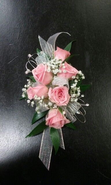 a bouquet of pink roses and baby's breath