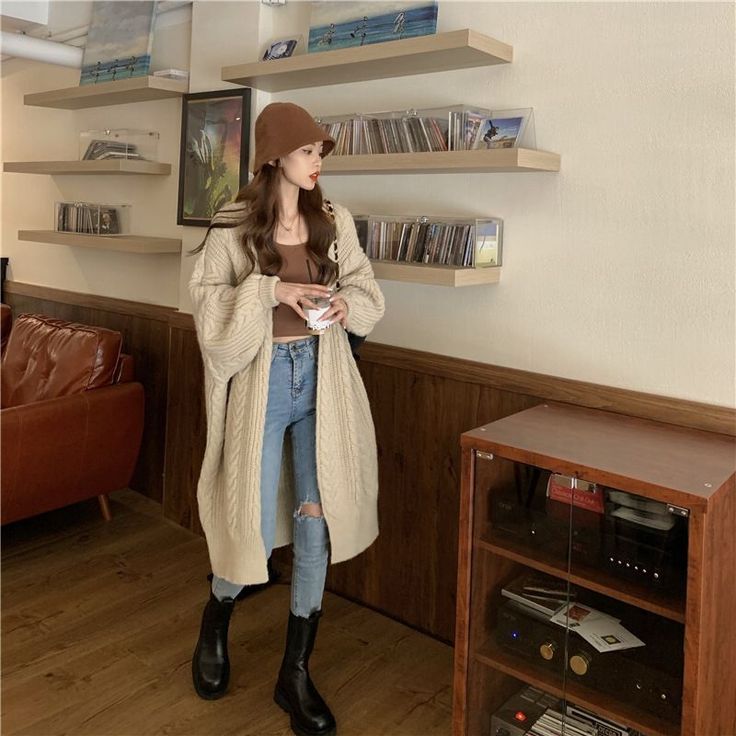 Brown Bucket Hat Outfit, Cd Record Player, Bucket Hat Outfit Winter, Brown Hat Outfit, Outfits With Bucket Hats, Hat Outfit Winter, Bucket Hat Outfits, Nude Outfit, Winter Outfits Korean