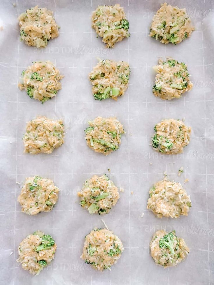 the cookies are ready to be baked on the baking sheet