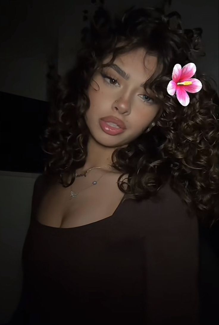 @u7ena Latino Curly Hair, Brazilian Girl Style, Pretty Latina Girl With Curly Hair, Curly Hair Women Aesthetic, Curly Latina Hair, Hispanic Woman Aesthetic, White Girls With Curly Hair, Curly Hair Face Claims, Pretty Curly Haired Girl