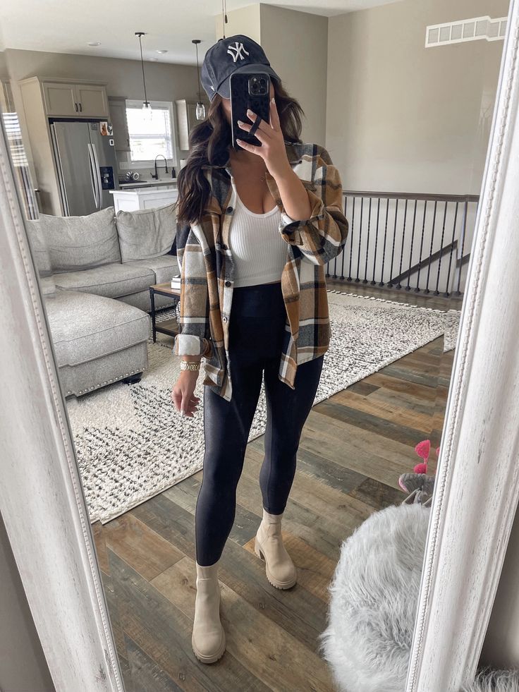 Comfy Shopping Outfit, Flannel Outfits Fall, Leggings Outfit Winter, 23 Style, Leggings Outfit Fall, Comfy Outfits Winter, Leather Leggings Outfit, Look Legging, Buckle Outfits