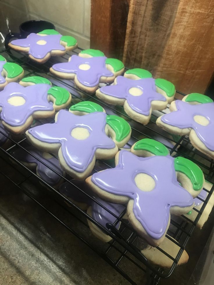 some cookies are cooling on a rack in the kitchen