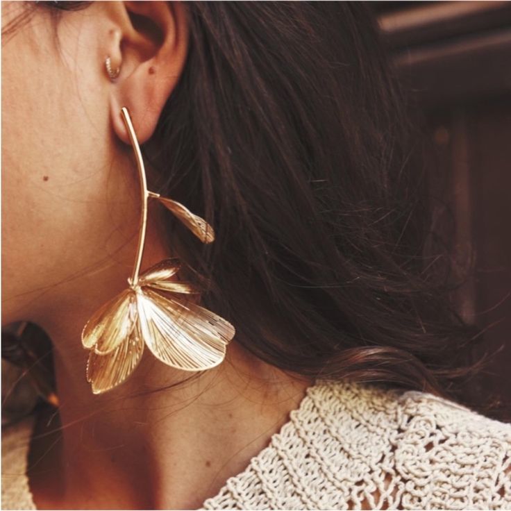 3.5” Long Gold Tone Post Earrings Nwot Same Day / Next Day Shipping 5 Seller Zara Earrings Jewelry Gold Flower Petal Stem Cascading Wire Filigree Boho Statement Oversized Floral Wedding Guest Black Tie Event Long Drop Cut Out Ribbed Big Statement Earrings, Flower Earrings Gold, Zara Jewelry, Zara Gold, Flower Ear, Long Drop Earrings, Metal Flower, Metal Flowers, Accessories Jewelry Earrings