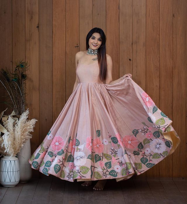 Hand Painted Lehenga, Painted Lehenga, Fashion Show Dresses, Half Saree Lehenga, Gown Fashion, Long Gown Design, Wedding Lehenga Designs, Hand Painted Dress, Anarkali Dress Pattern