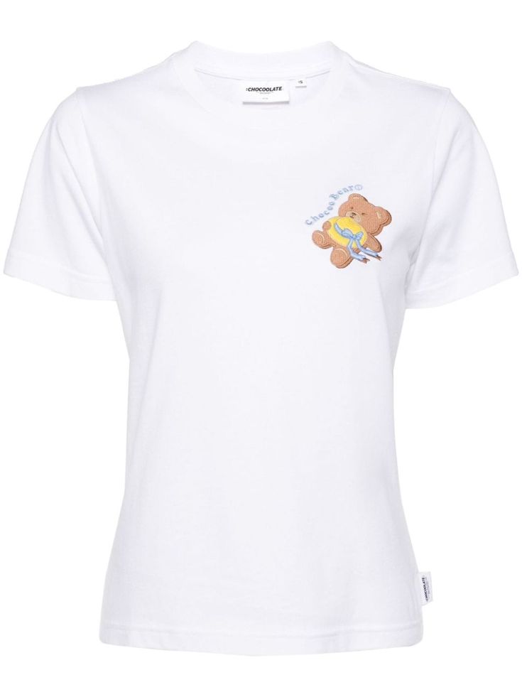 white cotton jersey texture teddy bear print logo print at the chest mini logo tag White Short Sleeve T-shirt With Bear Print, White Cotton Tops With Bear Print, Casual Cotton T-shirt With Bear Design, White Graphic Tee With Bear Print, Casual White T-shirt With Bear Print, Cotton Graphic Tee With Bear Design, White Crew Neck T-shirt With Bear Print, Casual White T-shirt With Bear Design, White Bear Design Short Sleeve Tops