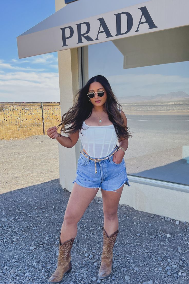 Corset Top And Denim Shorts, White Bustier Top Outfits, White Corset Top Outfit, Bustier Top Outfits, White Bustier Top, Corset Top Outfit, Lace Bustier Top, White Bustier, Jean Short Outfits