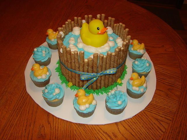 cupcakes are arranged in the shape of a basket with a rubber ducky on top