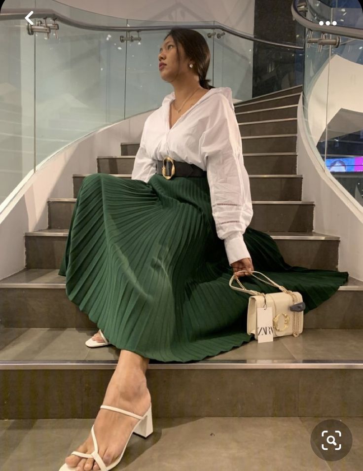 Green Pleated Skirt Outfit, Long Pleated Skirt Outfit, Fashion Week After Party, Loose Bun, Long Green Skirt, Casual Oufits, Green Pleated Skirt, Pleated Skirt Outfit, Bun Hairstyle