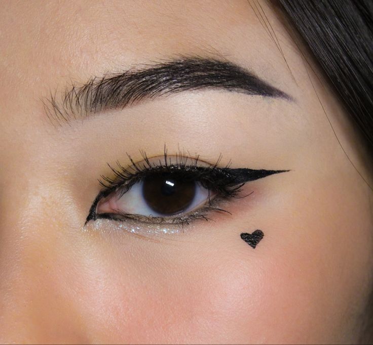 Eyeliner Heart Under Eye, Black Under Eyes Makeup, Makeup Looks Egirl, Eyeliner For Asian Eyes, Egirl Eye Makeup, Eyebrows Asian, Winged Eyeliner For Hooded Eyes, Fox Eyeliner, Asian Fox