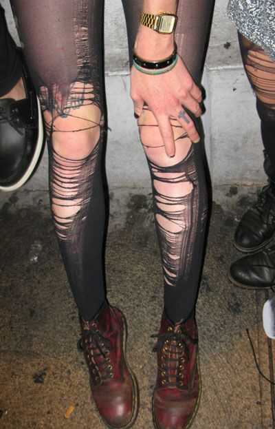 nice. #fingertat, #hands, #ripped Ripped Stockings, Ripped Tights, Look 80s, Moda Grunge, Grunge Look, Estilo Punk, Grunge Hair, Soft Grunge, Zulu