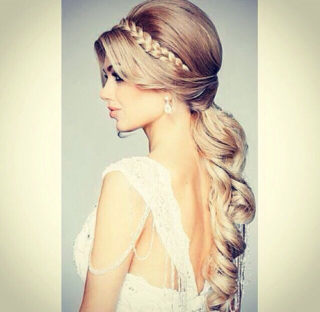 Oh I have someone this would be perfect for. Braids just add that little extra special touch. Trendy touch Sanggul Modern, Hairstyles Aesthetic, Hairdo Wedding, Elegant Wedding Hair, Dressy Dress, Best Wedding Hairstyles, Fishtail Braid, Trendy Wedding Hairstyles, Hairstyles Updo