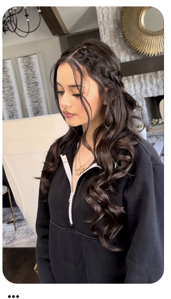 Hairstyles For Bautizo, Hair For Party Hairstyles, Hair Styles For Quinceañera Guest, Cute Hairstyles For Quinceanera Guest, Curly Hairdos For Medium Hair, Elegant Hairstyles For Wedding Guest, Hair For Graduation Pictorial, Simple Quince Hairstyles, Miss Universe Hairstyles